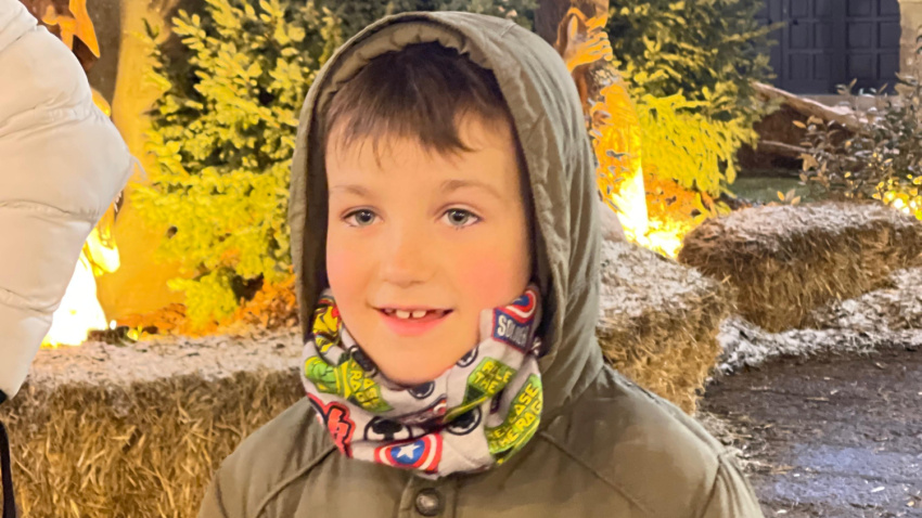 El pequeño Aren Casas, de siete años y medio, espera una intervención en los próximos meses que le permita recuperar su infancia