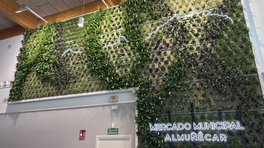Un jardín vertical con 4.500 plantas vivas da la bienvenida al nuevo mercado de Almuñécar