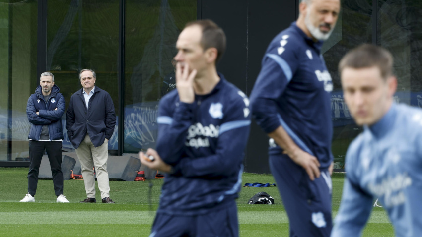 GRAFCAV512. SAN SEBASTIÁN (ESPAÑA), 03/03/2026.- El presidente de la Real Sociedad, Jokin Aperribay (2i), junto al director deportivo, Erik Bretos (i), durante el entrenamiento del equipo previo al derbi copero que su equipo disputa el miércoles contra el Athletic Club. EFE/Juan Herrero.