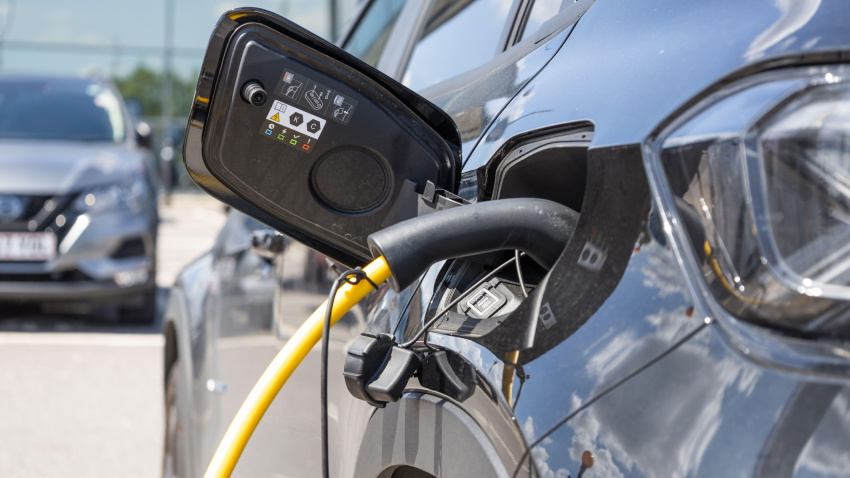 Carga de vehículos eléctricos en estaciones públicas