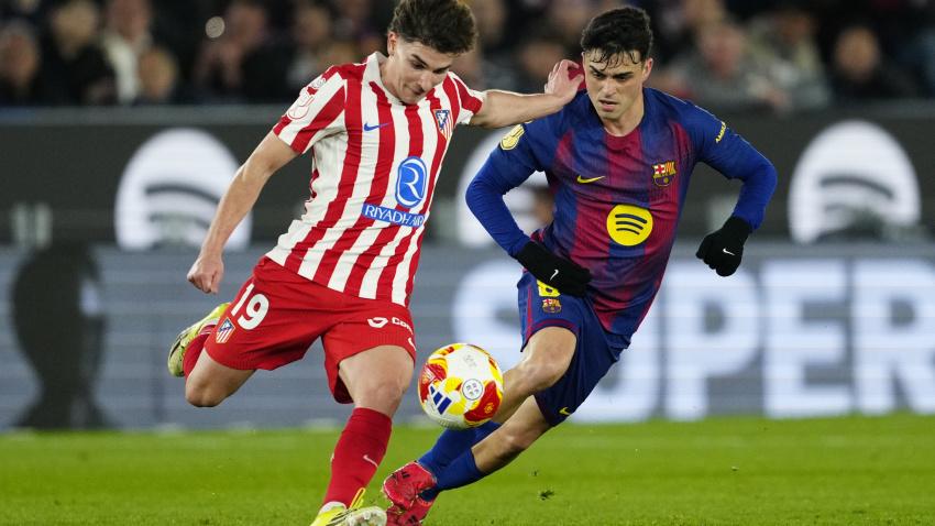 Julián Álvarez y Pedri, en el Barcelona - Atlético