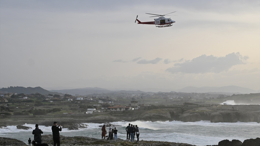 Servicios de emergencias trabajan en la playa de El Bocal, en Santander