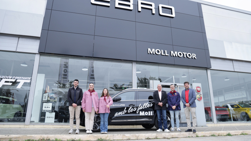 Las Falleras Mayores de Dénia en la entrega de su coche oficial para estas fiestas josefinas