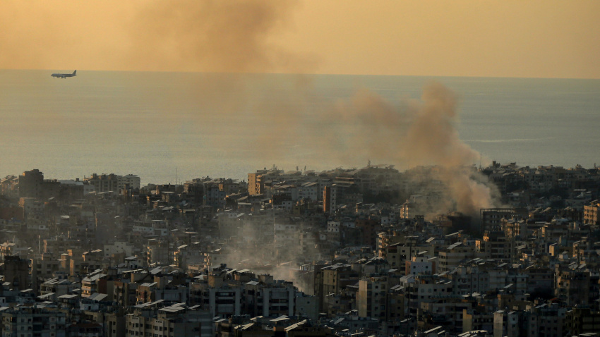 Un avión sobrevuela un suburbio al sur de Beirut, bastión del Hezbolá proiraní