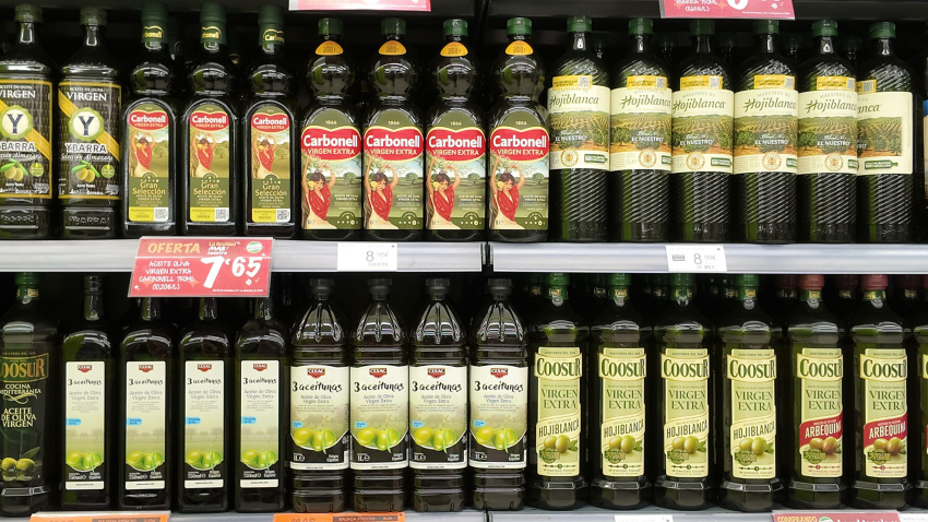 Estantería de un supermercado con botellas de aceite de oliva virgen extra