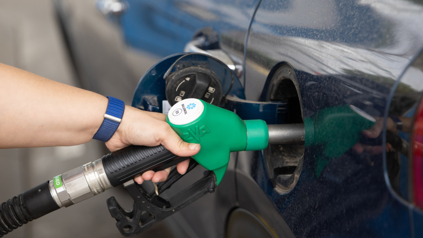 Repostaje en una gasolinera de Madrid en plena guerra en Irán