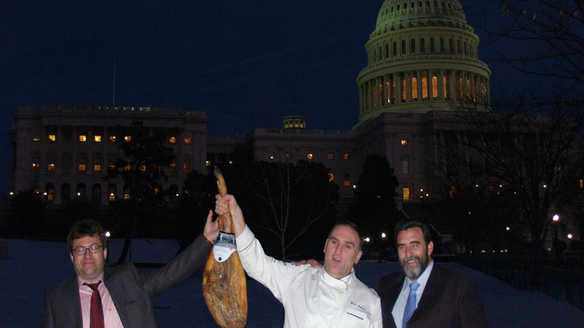 Santiago Martín, Manuel Andrés y el Chef José Andrés muestran el primer jamón que llegó a Estados Unidos hace 20 años, procedente de Embutidos Fermín