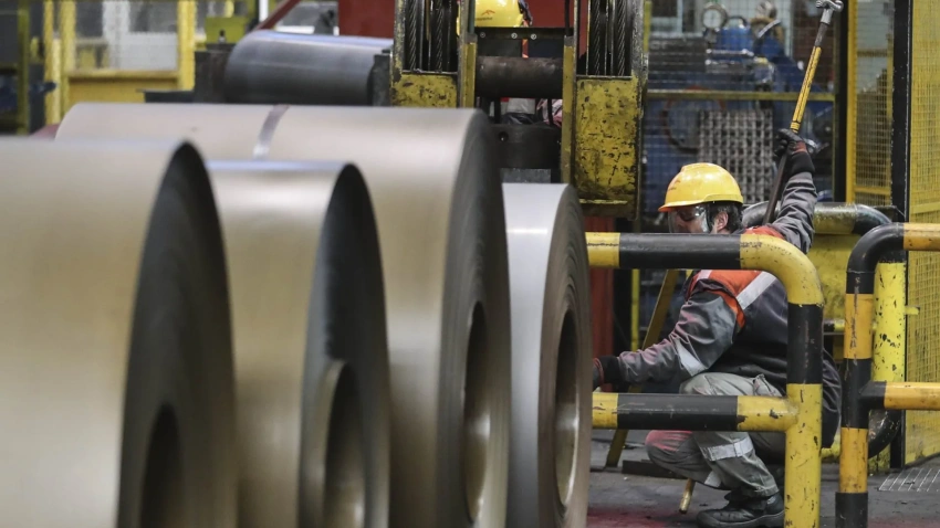 Vista de la línea de galvanizado de ArcelorMittal en Avilés.