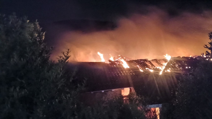 Las llamas arrasaron esta vivienda de Sangreña hace algo más de un mes