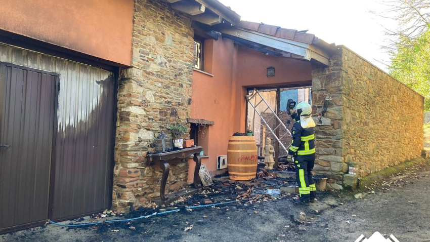 Un bombero realizando un examen térmico al inmueble el día después del incendio