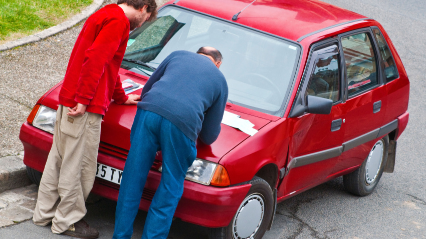 Conductores de automóviles completando formularios de reclamación de seguros del coche