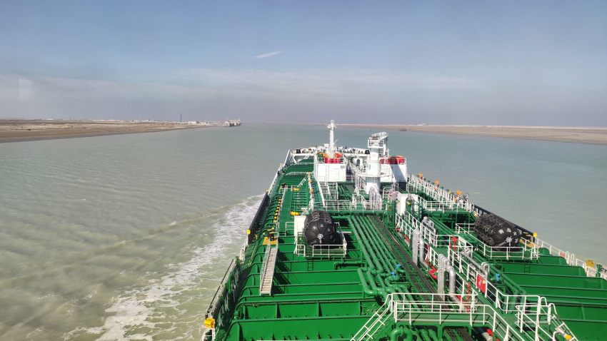 Barco cruzando el río en la costa de Irak, petrolero navegando por una estrecha vía fluvial interior en Irak