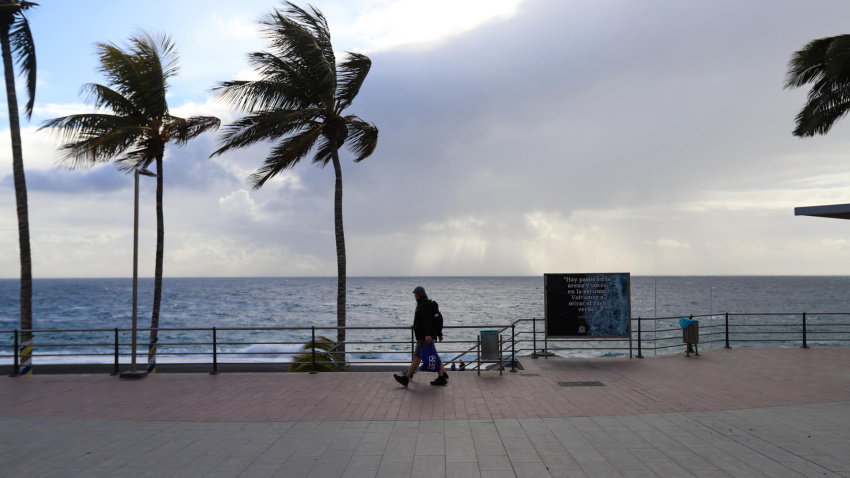 La borrasca Regina, que desde ayer por la tarde afecta a las islas, ha dejado nieve en el Teide, fuertes vientos y mala mar. En la imagen el paseo marítimo de Puerto Naos, en La Palma
