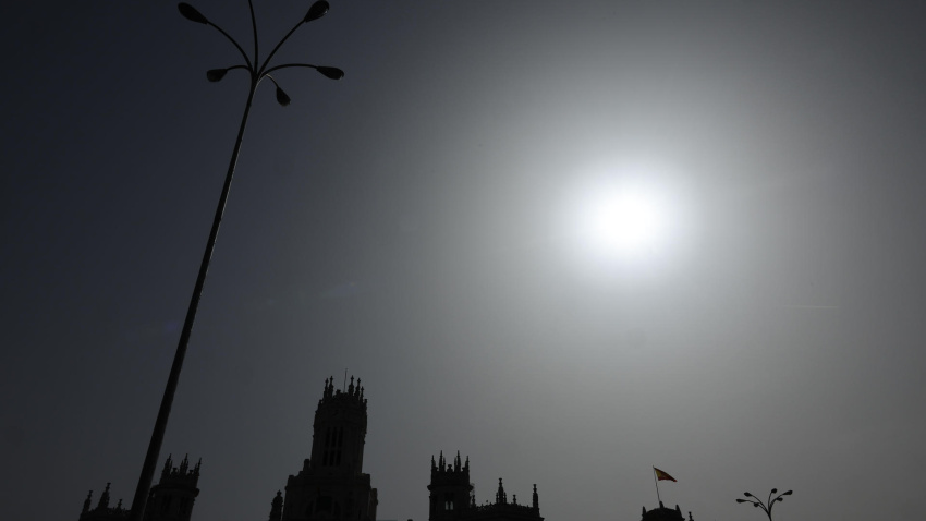 Vista del centro de Madrid este miércoles. Los chubascos que han marcado el inicio de marzo seguirán los próximos días y al intenso impacto de la borrasca Regina sobre el país, que seguirá azotando especialmente al sur y este peninsular con lluvias abundantes y vientos muy fuertes, se sumará la llegada de una nueva dana el sábado, que dejará precipitaciones el fin de semana