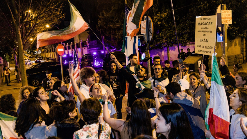 Decenas de personas durante una concentración de exiliados iraníes a favor de la intervención militar de EEUU e Israel, ante la embajada de Irán en Madrid.