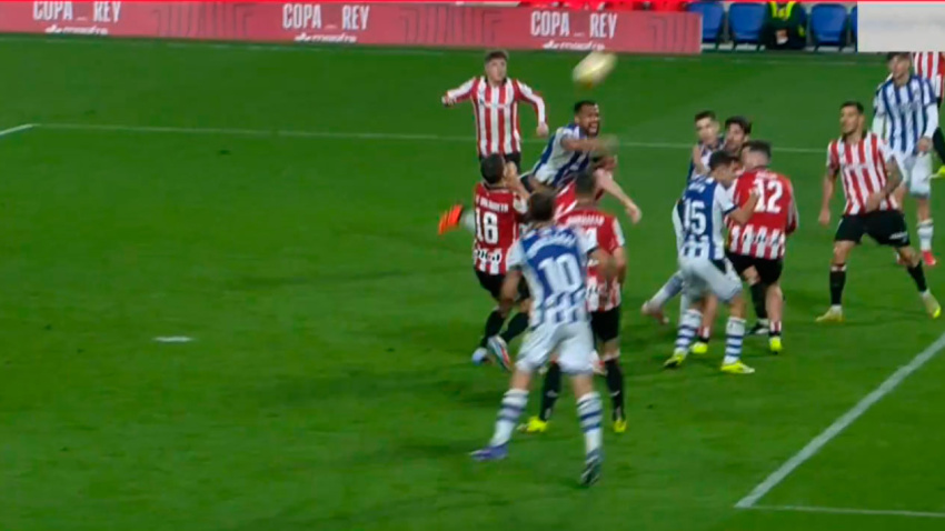 Imagen del penalti a favor de la Real Sociedad ante el Athletic