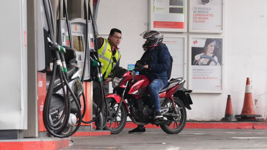 Una persona echa combustible en Barcelona