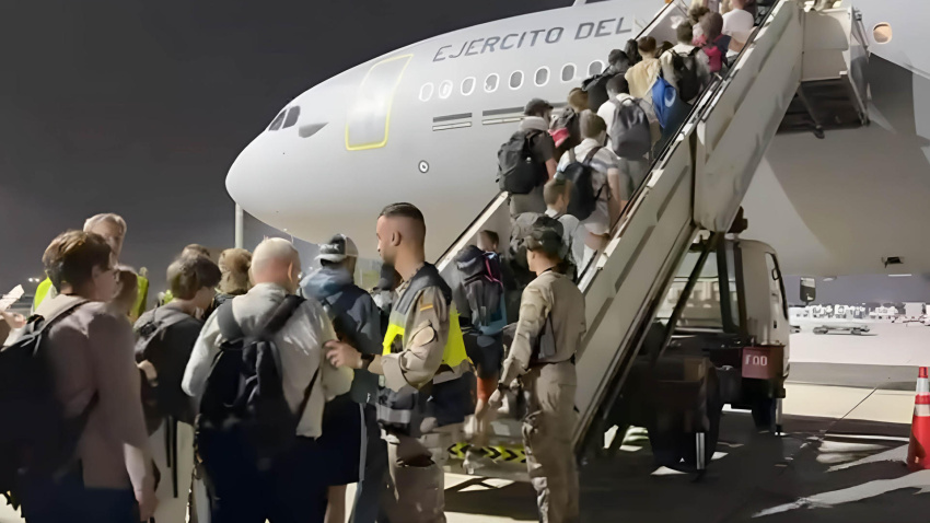 Un avión A330 del Ejército del Aire y del Espacio, con capacidad para unas 250 personas, ha despegado de Omán esta noche con 171 españoles que se encontraban atrapados en Oriente Medio