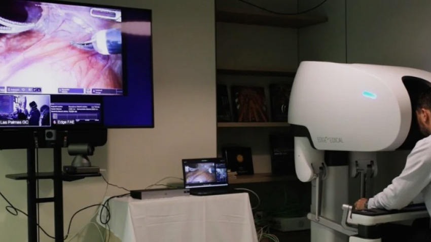 El doctor Alberto Breda, de la Fundación Puigvert, pionera en telecirugía robótica en Europa / Fundació Puigvert