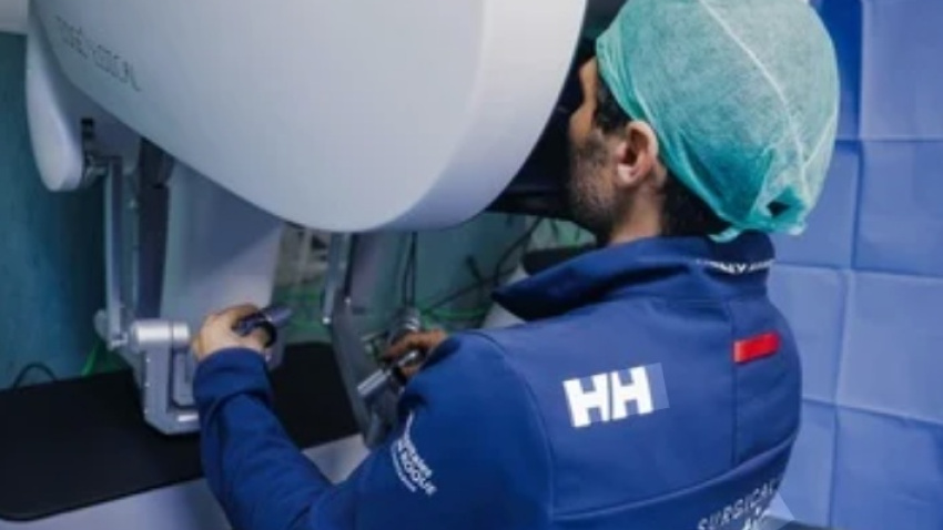 El Doctor Pablo Juárez operando