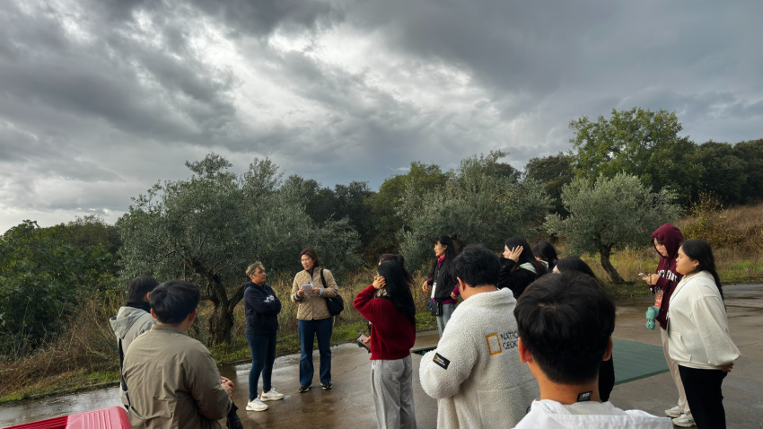 Visita de turistas chinos a la almazara de Ahigal de los Aceiteros (Salamanca)
