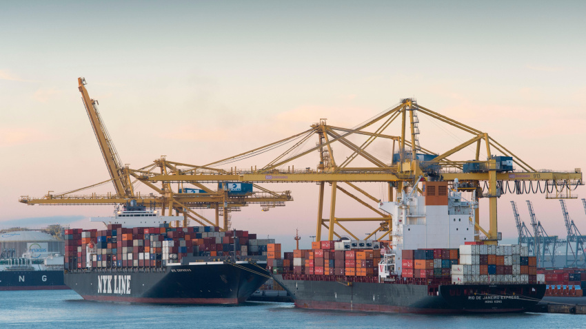 Barco cargando contenedores