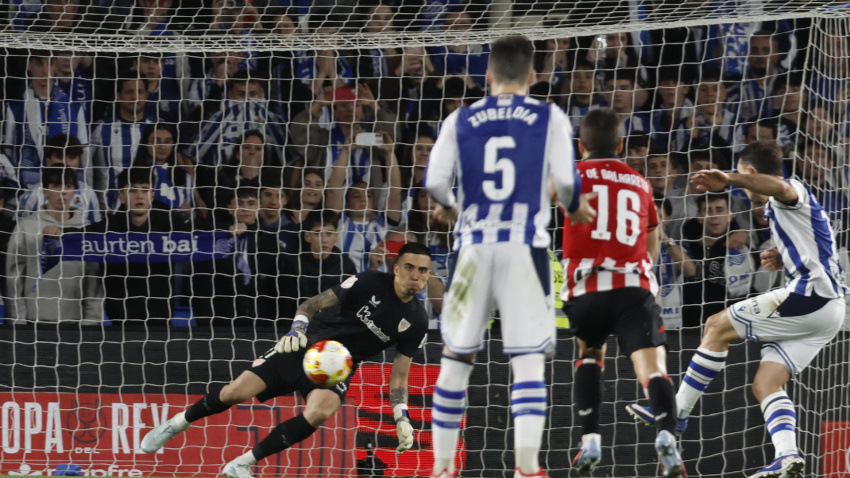 SAN SEBASTIÁN, 04/03/2026.- El delantero de la Real Sociedad Mikel Oyarzabal (d) lanza el penalti ante el guardameta del Athletic Club para conseguir el primer gol de su equipo durante el encuentro correspondiente a la vuelta de las semifinales de la Copa del Rey que disputan este miércoles Real Sociedad y Athletic Club en el estadio de Anoeta, en San Sebastián. EFE / Javier Etxezarreta.