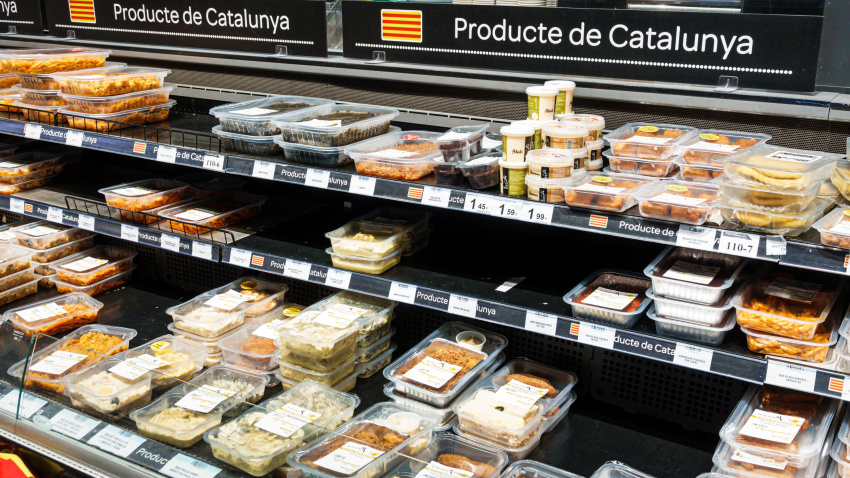 Un estante de supermercado con platos de comida preparada