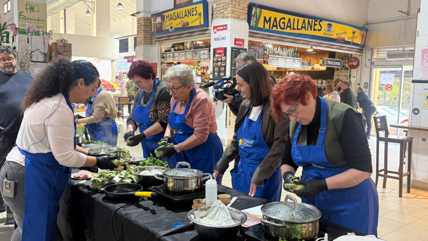 Las mujeres de la Asociación de las Amas de Casa de Dénia con las manos en los fogones