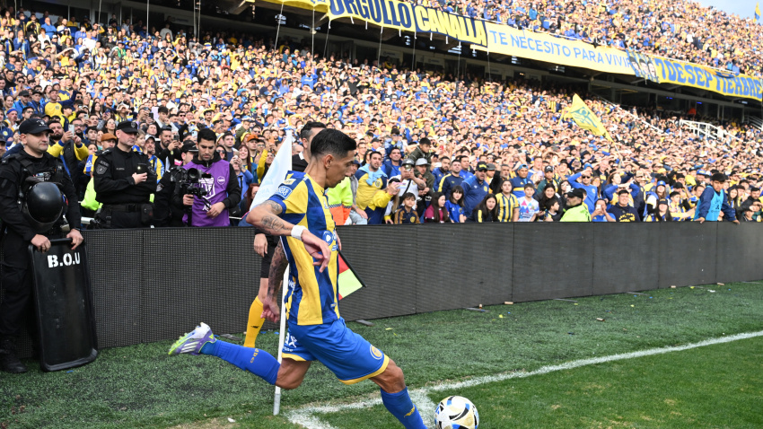Ángel Di María de Rosario patea un balón este sábado, durante un partido de la Liga de Argentina entre Rosario Central y Godoy Cruz en el estadio Gigante de Arroyito en Rosario.