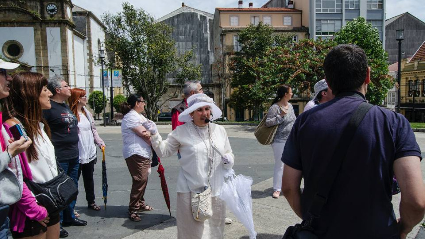 Isabel vestida de época en una visita guiada por las calles de Ferrol