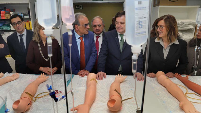El presidente de la Junta de Castilla y León, Alfonso Fernández Mañueco, junto al director de la Escuela, José Antonio Iglesias; la consejera de Educación, Rocío Lucas; y la presidenta de la Diputación, Ángeles Armisen, entre otros, visita las instalaciones de la Escuela Universitaria de Enfermería
