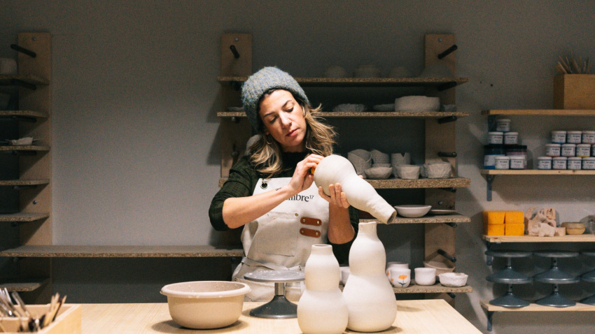 Mendaza, de formación ilustradora y diseñadora, y enamorada de la cerámica