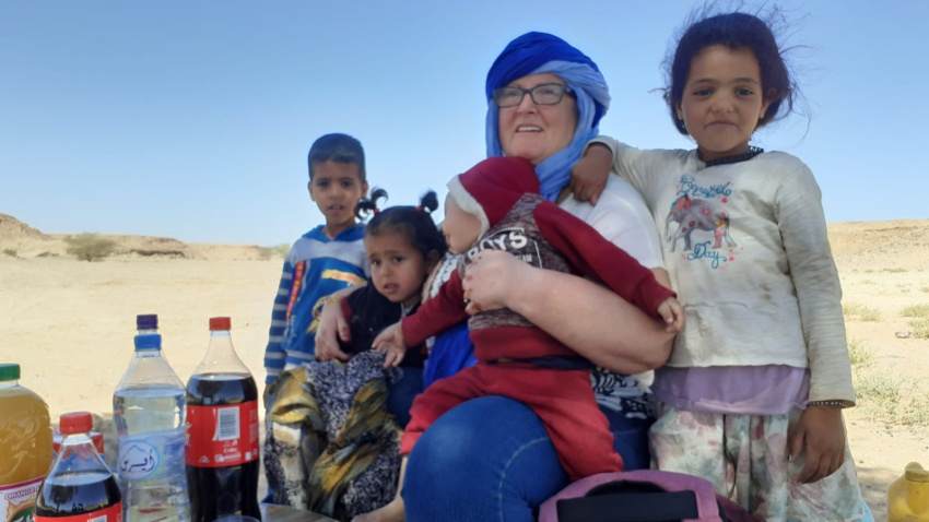 Belén Cueva con niños en los campamentos de refugiados saharauis de Tinduf, Argelia
