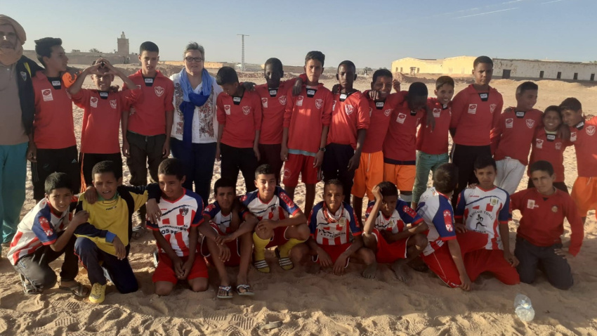 Belén Cueva durante una visita a los campamentos de refugiados saharauis de Tinduf