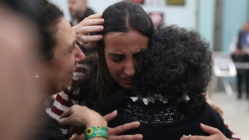 Llegada al aeropuerto de Barajas de los españoles evacuados de Oriente Medio