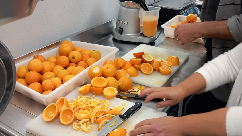 Preparación de naranjas para la elaboración de mermeladas en Darredor