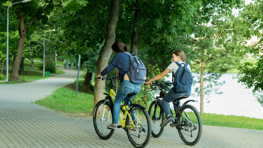 Dos chicas en bicicleta