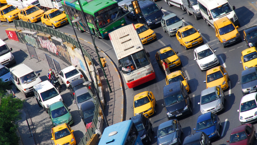 Tráfico congestionado en hora punta en Tarlabasi Bulvan, en el distrito de Pera de Beyoglu, Estambul
