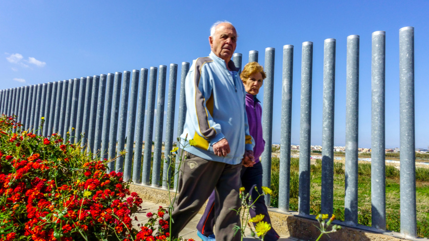 Pareja de jubilados caminando, Valencia, barrio de Quart de Poblet