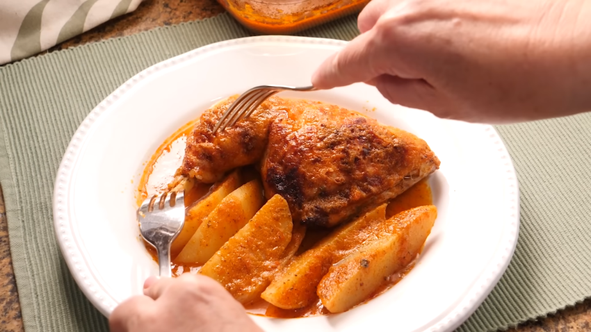 El pollo al horno con patatas emplatado