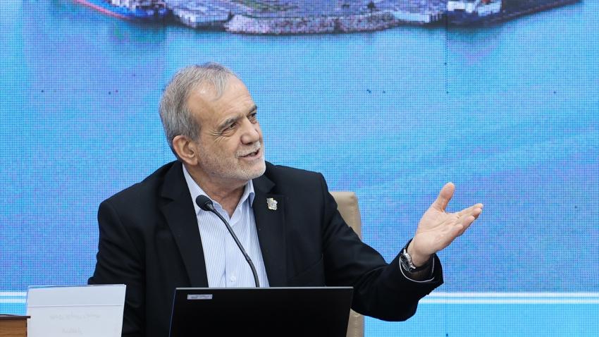 El presidente iraní MASOUD PEZESHKIAN durante una reunión