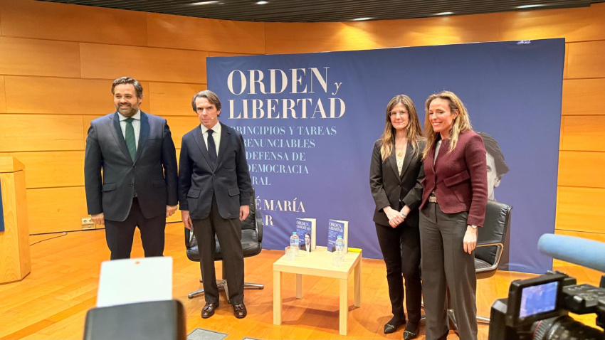 José María Aznar, acompañado por Carmen Navarro y Paco Núñez