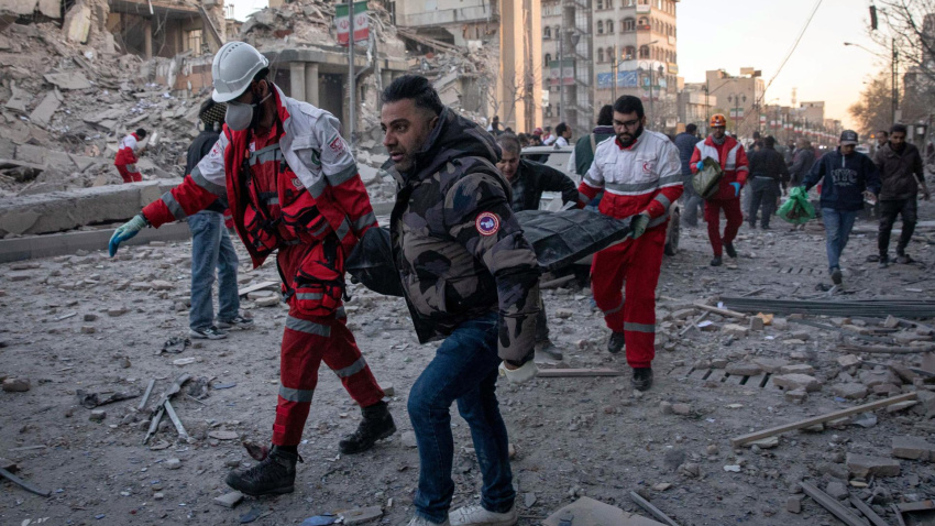 Personal médico retira un cuerpo tras un ataque a un edificio en la plaza Enghelab de Teherán, Irán.