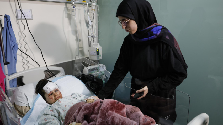 Zahra Assaf, de ocho años, que resultó herida en un ataque aéreo israelí en Baalbek, recibe tratamiento médico en el hospital universitario Dar Al-Amal en la ciudad de Baalbek, valle de Bekaa, Líbano.