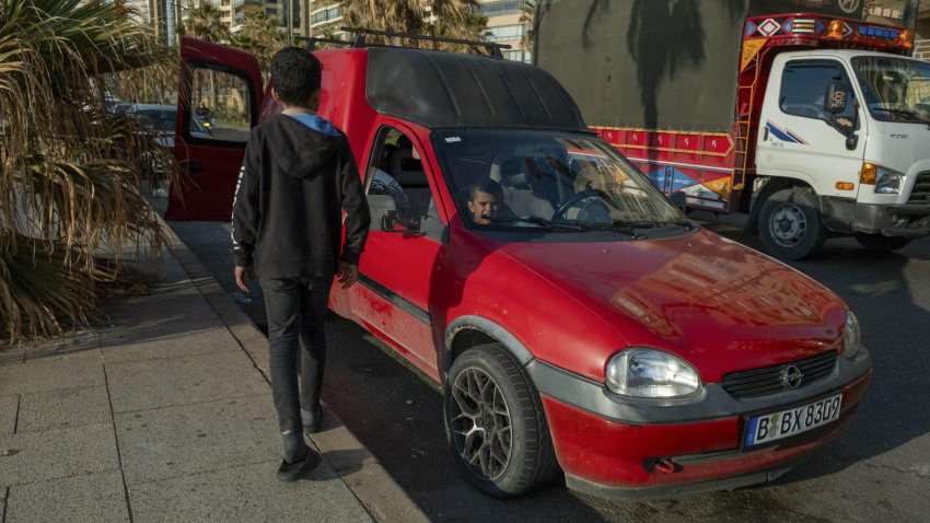 Dos niños esperan en una furgoneta, en Beirut