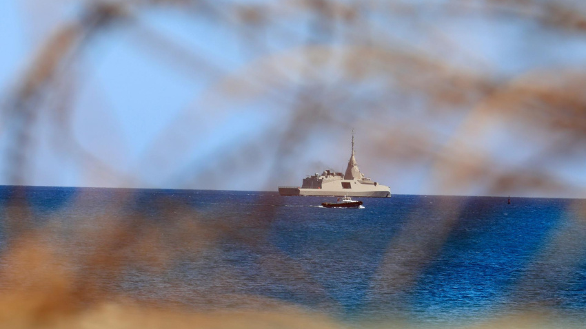 La fragata Kimon de la Armada griega está desplegada frente al puerto de Limassol, Chipre.