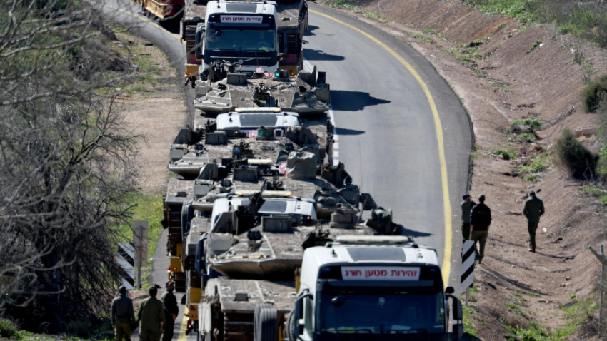 Camiones de transporte pesado transportan tanques israelíes por una carretera cerca de la frontera con el Líbano en la Alta Galilea, al norte de Israel.