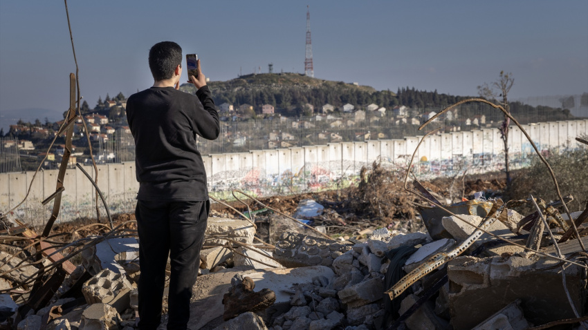 Un joven filma la destrucción a lo largo del muro fronterizo que separa el Líbano de Metula, Israel.
