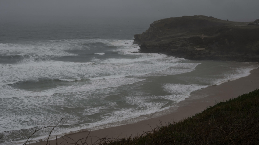 Vista del oleaje, este lunes desde la localidad cántabra de Suances